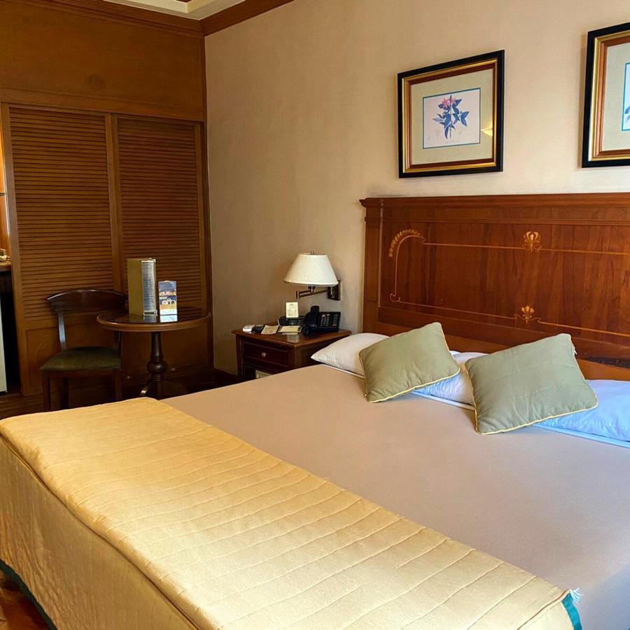 Herald Suites Makati City Exterior photo