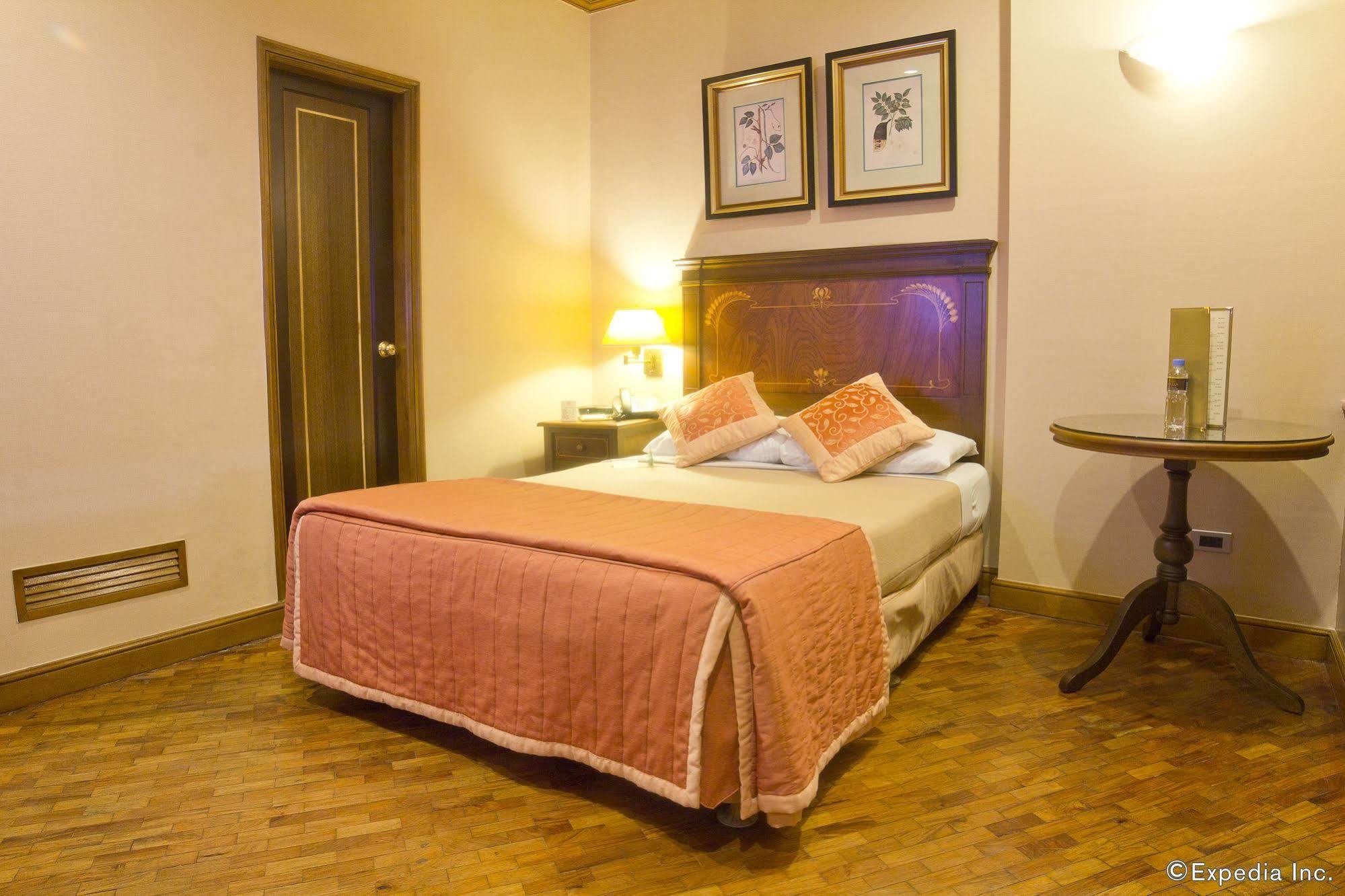 Herald Suites Makati City Exterior photo