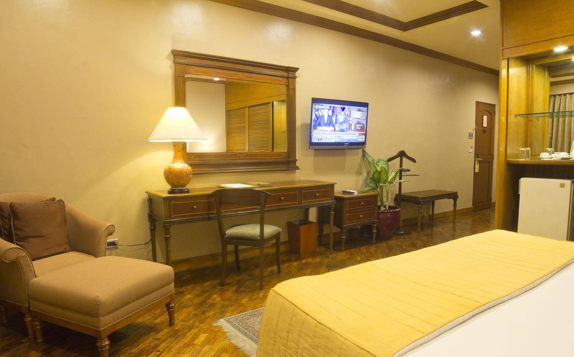 Herald Suites Makati City Exterior photo