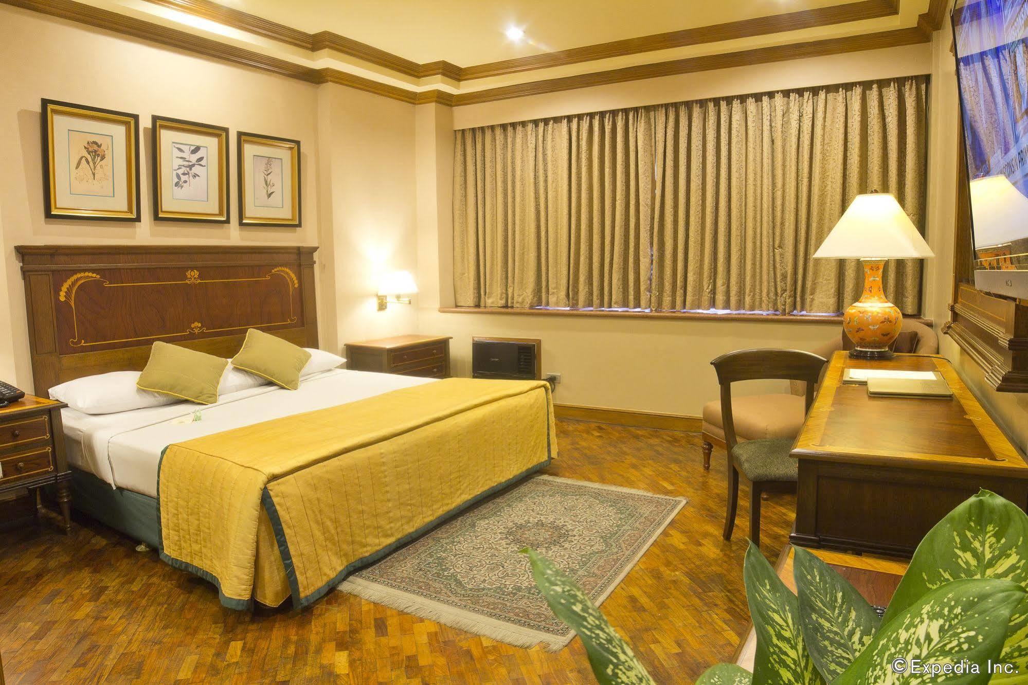 Herald Suites Makati City Exterior photo