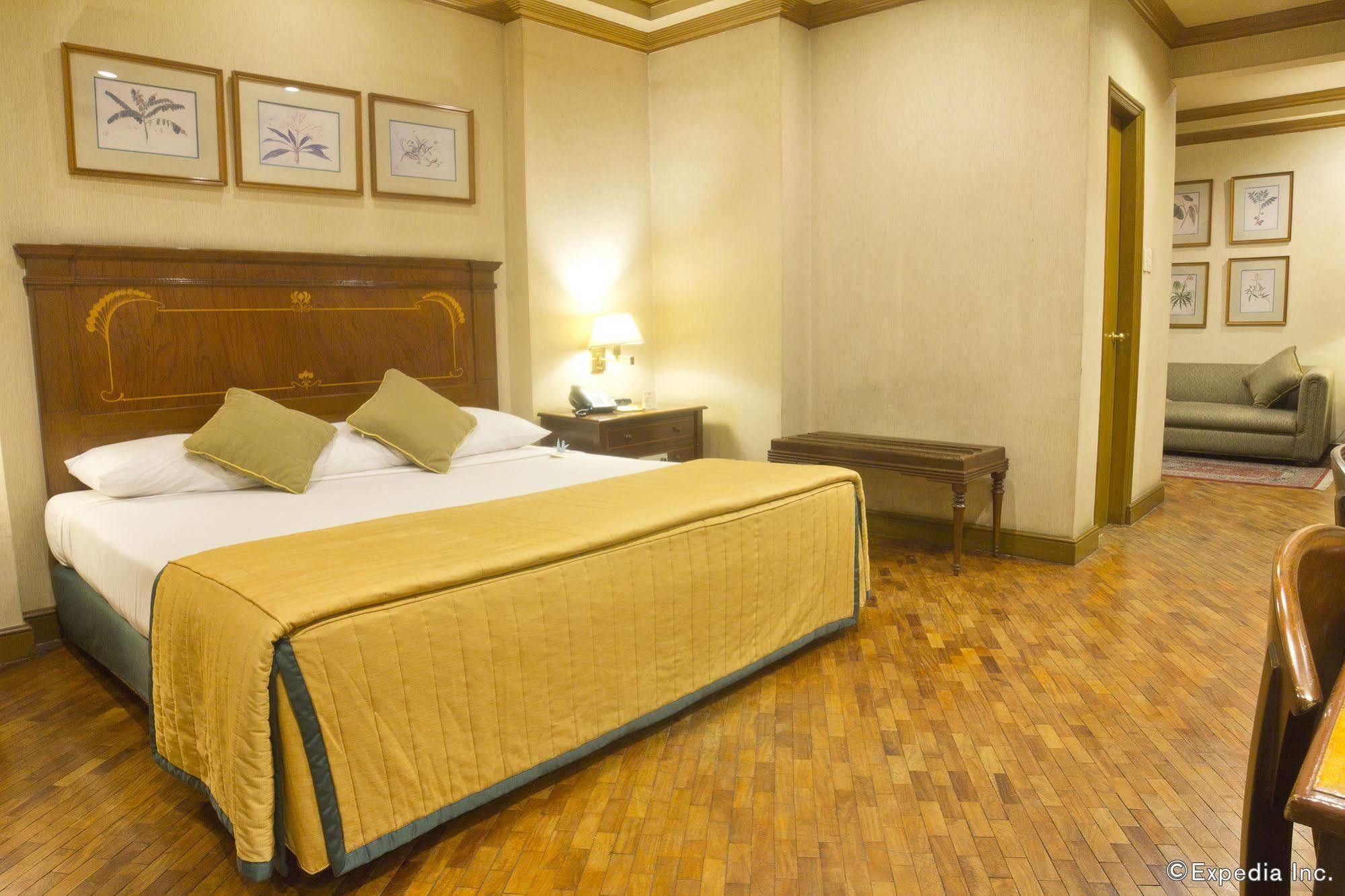 Herald Suites Makati City Exterior photo