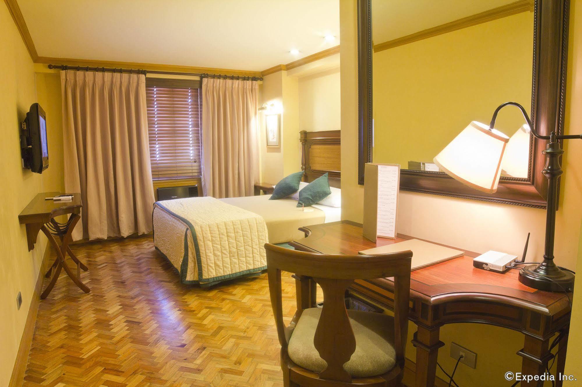Herald Suites Makati City Exterior photo